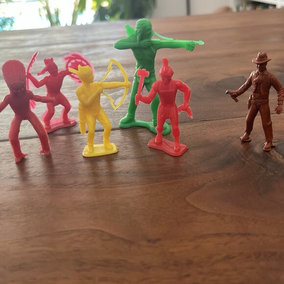 Vintage Plastic Toy Figures Indians Cowboy Lot of 6 - Picture 1 of 5